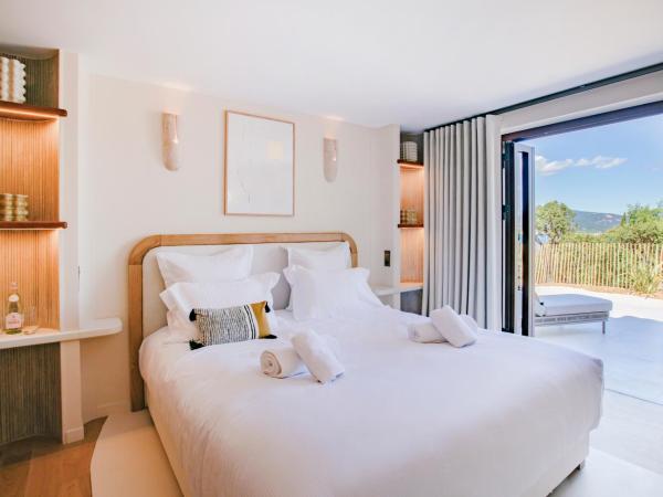 Tinah Saint-Tropez : photo 6 de la chambre chambre double supérieure avec terrasse - vue sur mer