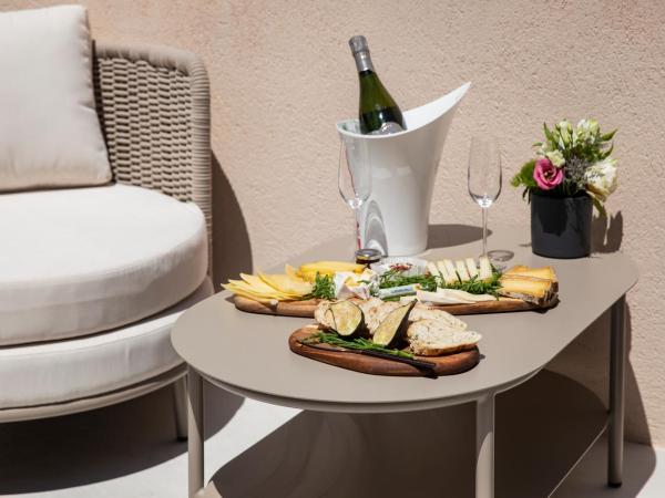 Tinah Saint-Tropez : photo 10 de la chambre chambre double supérieure avec terrasse - vue sur mer