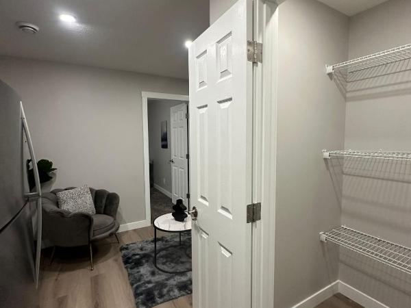 Luxurious Home in NW Calgary, Free Parking, High Speed Internet, Near Grocery and Airport : photo 1 de la chambre chambre double deluxe