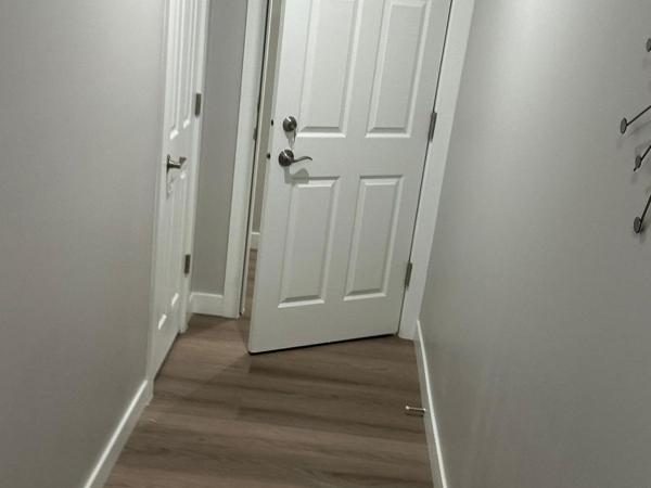 Luxurious Home in NW Calgary, Free Parking, High Speed Internet, Near Grocery and Airport : photo 9 de la chambre chambre double deluxe