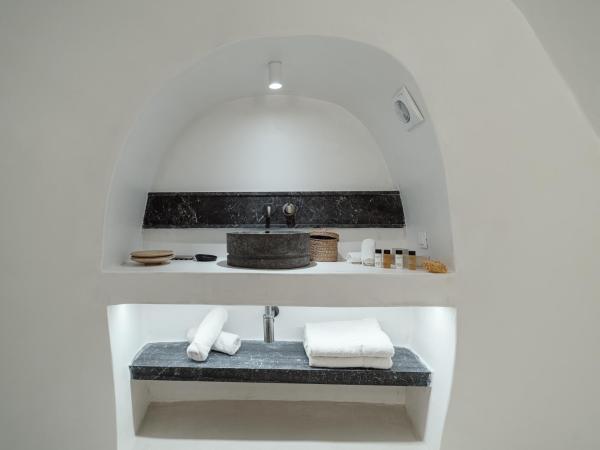 IKIES Santorini : photo 9 de la chambre villa the collector avec bain à remous - vue sur caldera 