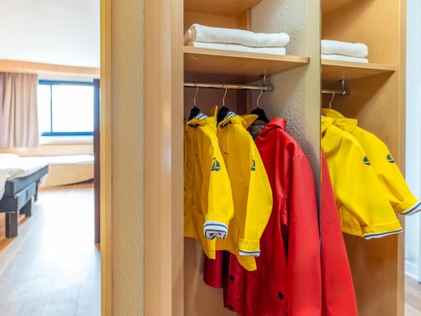 ibis Paris 17 Clichy-Batignolles : photo 3 de la chambre chambre avec 1 lit double et 2 lits simples