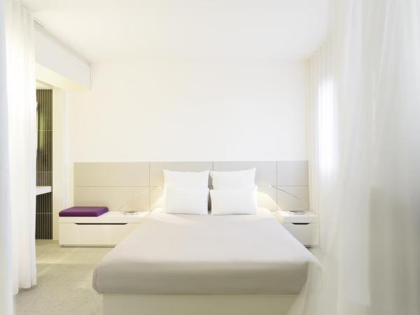 Novotel Suites Perpignan Centre : photo 10 de la chambre suite suprieure un lit double et deux lits simples