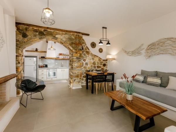 Naxos Finest Hotel & Villas : photo 9 de la chambre villa with outdoor hot tub & private pool