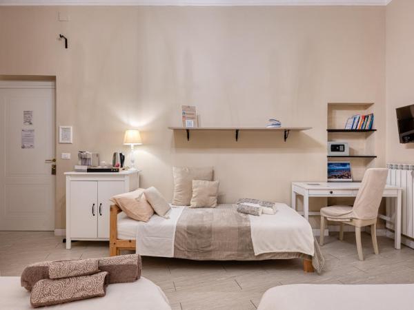 Your House Rooms : photo 4 de la chambre chambre triple avec salle de bains privative et balcon