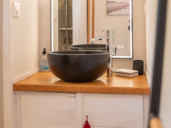 La Maison du Cotton- Gite bio-climatique : photo 7 de la chambre chambre double ou lits jumeaux avec terrasse