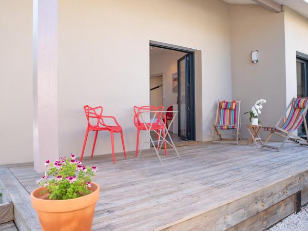 La Maison du Cotton- Gite bio-climatique : photo 9 de la chambre chambre double ou lits jumeaux avec terrasse