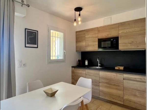 DOMAINE LOU BEL AZUR - Elégant : photo 2 de la chambre appartement - vue sur jardin