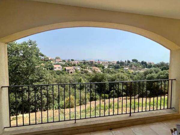 DOMAINE LOU BEL AZUR - Elégant : photo 6 de la chambre appartement - vue sur jardin
