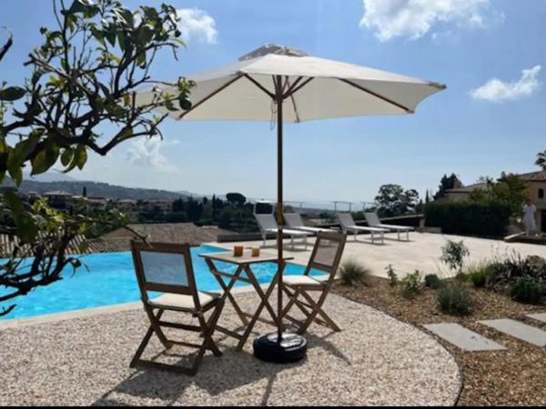 DOMAINE LOU BEL AZUR - Elégant : photo 8 de la chambre appartement - vue sur jardin