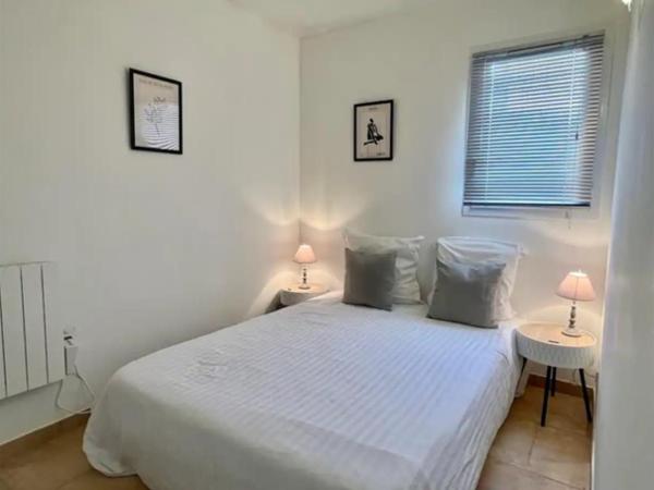 DOMAINE LOU BEL AZUR - Elégant : photo 9 de la chambre appartement - vue sur jardin