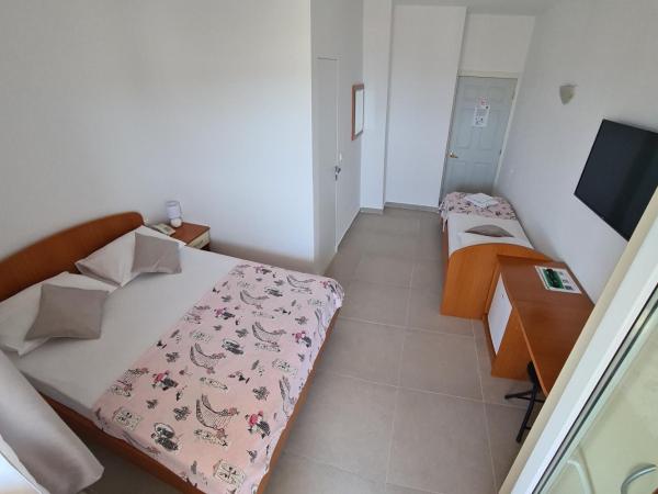 Pansion Komfor Moča : photo 1 de la chambre chambre triple avec balcon