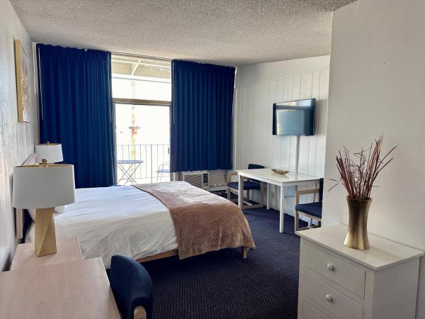 Foghorn Harbor Inn : photo 2 de la chambre chambre lit king-size - vue sur mer