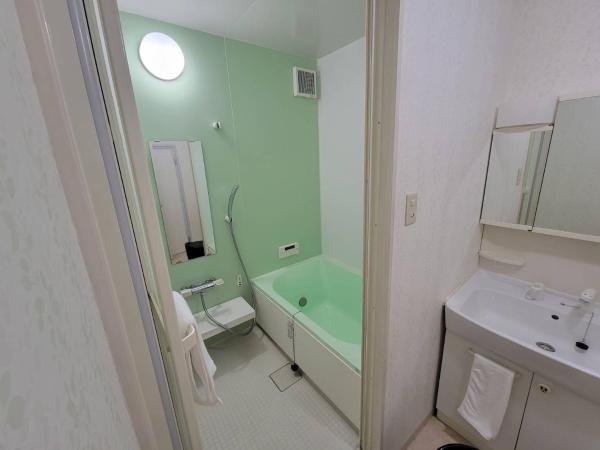 P-STAY広島平和公園withペット 401号室 : photo 1 de la chambre chambre double avec salle de bains privative