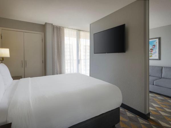 Holiday Inn & Suites Orlando SW - Celebration Area, an IHG Hotel : photo 8 de la chambre suite lit queen-size avec canapé-lit