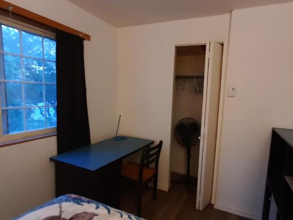 Gîte d'Iberville : photo 5 de la chambre chambre double avec salle de bains commune