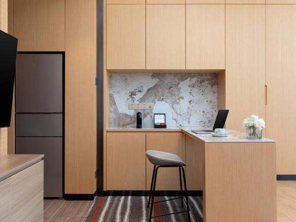 Fraser Place Wujiaochang Shanghai - Adjoin business center, free minibar : photo 2 de la chambre premier room - refrigerator & 2-in-1 washer dryer & microwave