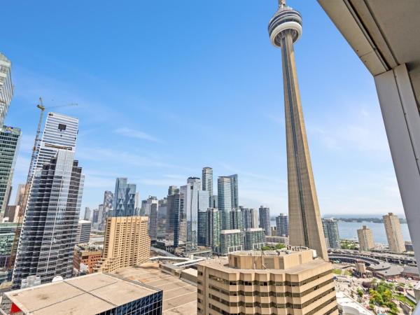CN Tower Lake view DOWNTOWN- Free Parking : photo 1 de la chambre two-bedroom deluxe apartment with harbour view