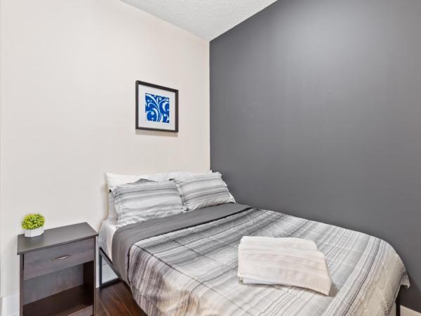 CN Tower Lake view DOWNTOWN- Free Parking : photo 2 de la chambre two-bedroom deluxe apartment with harbour view