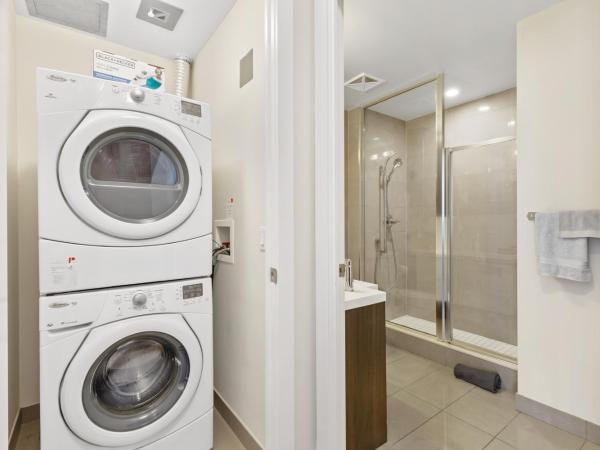 CN Tower Lake view DOWNTOWN- Free Parking : photo 3 de la chambre two-bedroom deluxe apartment with harbour view