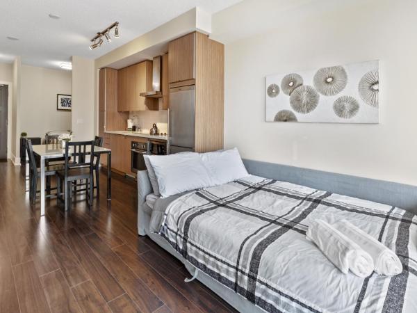 CN Tower Lake view DOWNTOWN- Free Parking : photo 5 de la chambre two-bedroom deluxe apartment with harbour view