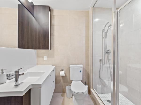 CN Tower Lake view DOWNTOWN- Free Parking : photo 7 de la chambre two-bedroom deluxe apartment with harbour view