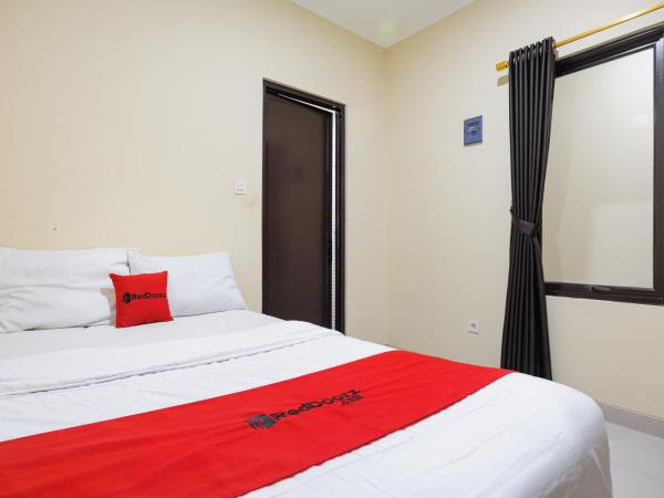 RedDoorz near Jakarta International Velodrome : photo 7 de la chambre chambre double standard