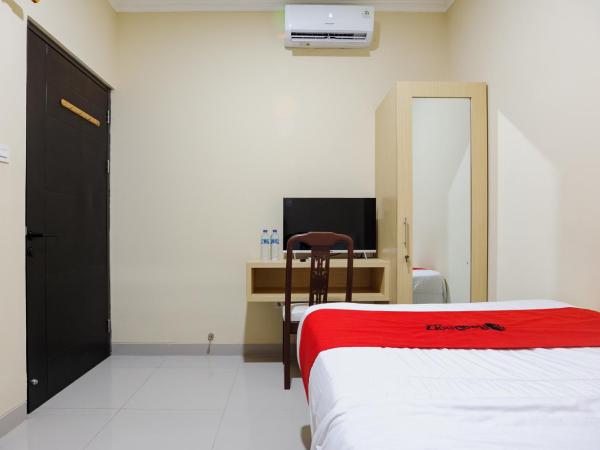 RedDoorz near Jakarta International Velodrome : photo 6 de la chambre chambre double standard
