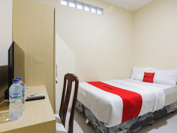 RedDoorz near Jakarta International Velodrome : photo 5 de la chambre chambre double standard