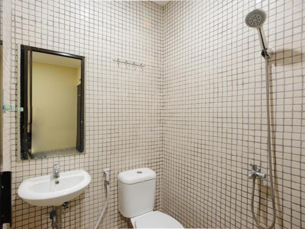RedDoorz near Jakarta International Velodrome : photo 3 de la chambre chambre double standard