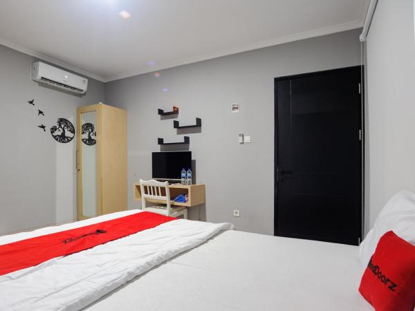 RedDoorz near Jakarta International Velodrome : photo 2 de la chambre chambre double deluxe