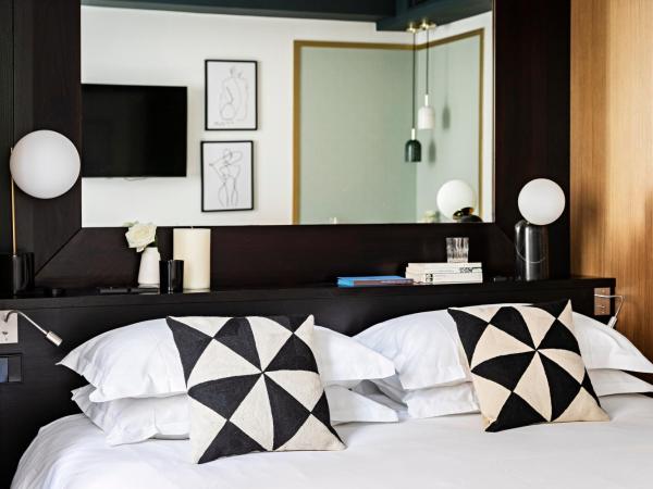 Holiday Inn Paris Palais de l'Elysée, an IHG Hotel : photo 2 de la chambre standard room with one double and one king bed