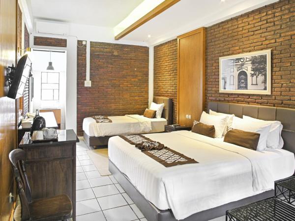 Paku Mas Hotel : photo 3 de la chambre chambre triple - vue sur la piscine