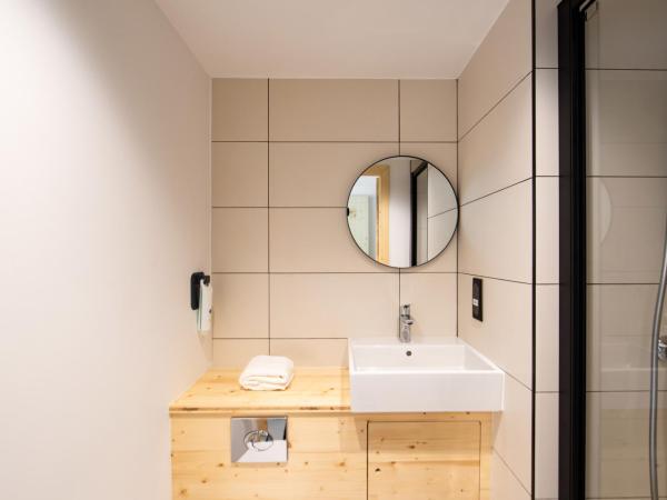 easyHotel Marseille Euromed : photo 5 de la chambre chambre double standard