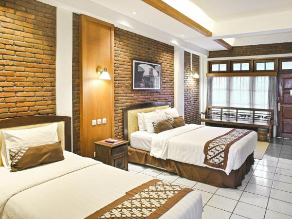 Paku Mas Hotel : photo 2 de la chambre chambre triple - vue sur la piscine