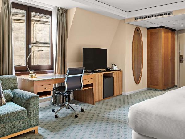 Hilton Dresden an der Frauenkirche : photo 1 de la chambre executive queen family room with view of the procession of princes and access to the executive lounge