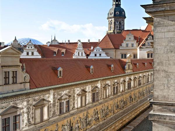 Hilton Dresden an der Frauenkirche : photo 2 de la chambre executive queen family room with view of the procession of princes and access to the executive lounge