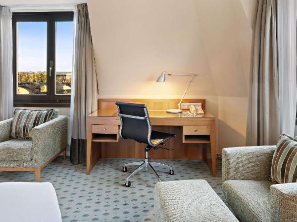 Hilton Dresden an der Frauenkirche : photo 3 de la chambre queen executive room with riverview and access to the executive lounge