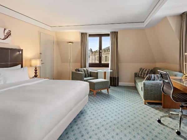 Hilton Dresden an der Frauenkirche : photo 5 de la chambre executive queen family room with view of the procession of princes and access to the executive lounge