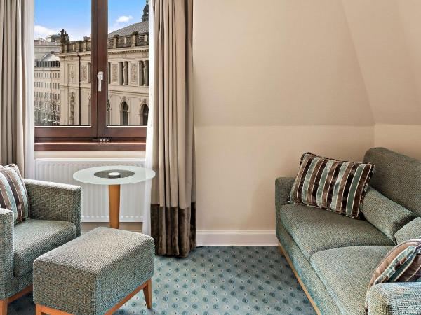 Hilton Dresden an der Frauenkirche : photo 6 de la chambre executive queen family room with view of the procession of princes and access to the executive lounge