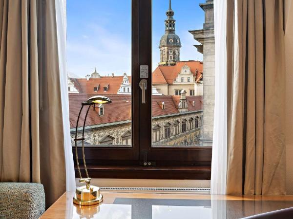 Hilton Dresden an der Frauenkirche : photo 7 de la chambre executive queen family room with view of the procession of princes and access to the executive lounge