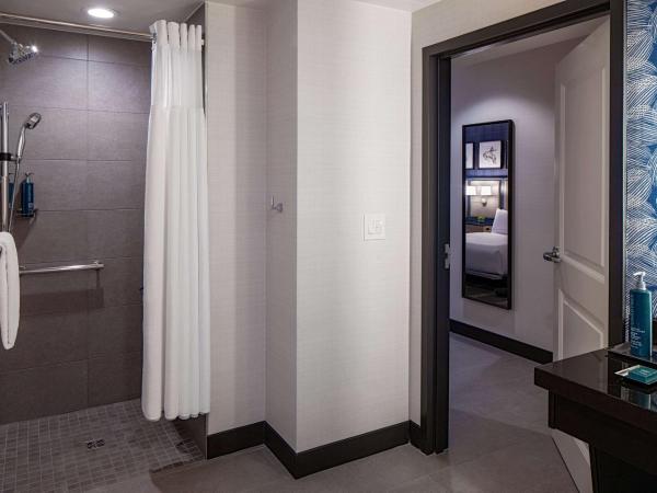 Hilton San Antonio Hill Country : photo 4 de la chambre chambre lit king-size avec douche accessible en fauteuil roulant - adaptée aux personnes à mobilité réduite/malentendantes
