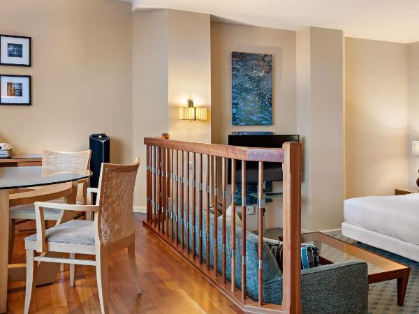 Hilton Dresden an der Frauenkirche : photo 4 de la chambre maisonette – junior suite with access to the executive lounge