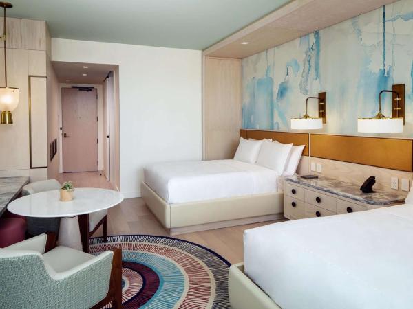 Conrad Orlando : photo 1 de la chambre queen room with two queen beds, balcony and pool view