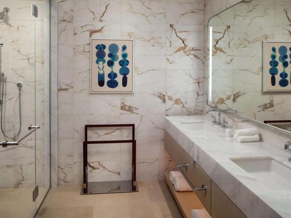 Conrad Orlando : photo 5 de la chambre queen room with two queen beds, balcony and pool view