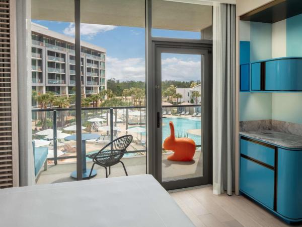 Conrad Orlando : photo 4 de la chambre queen room with two queen beds, balcony and pool view