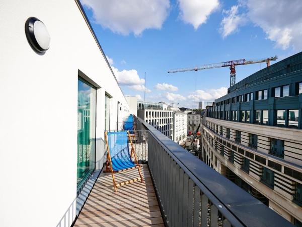 Motel One Brussels : photo 1 de la chambre chambre lit queen-size avec balcon