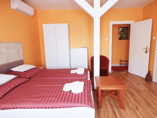 Apart Júlia Villa : photo 3 de la chambre chambre double mansardée - vue sur jardin