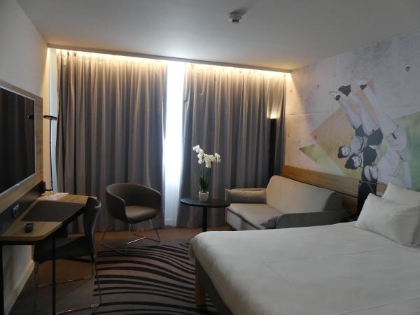 Novotel Szczecin Centrum : photo 2 de la chambre chambre exécutive avec lit double et canapé
