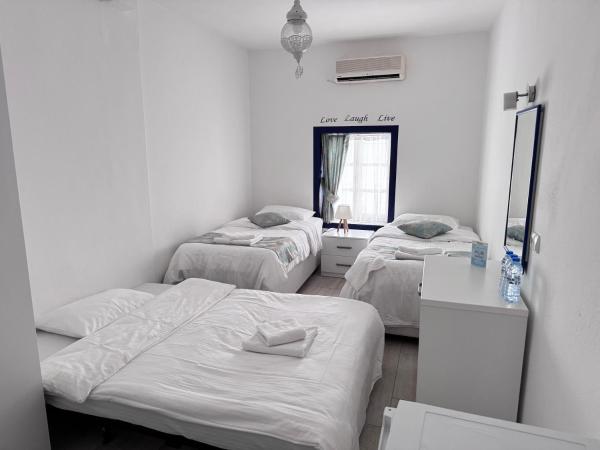 White and Blue Bodrum : photo 2 de la chambre chambre quadruple Économique